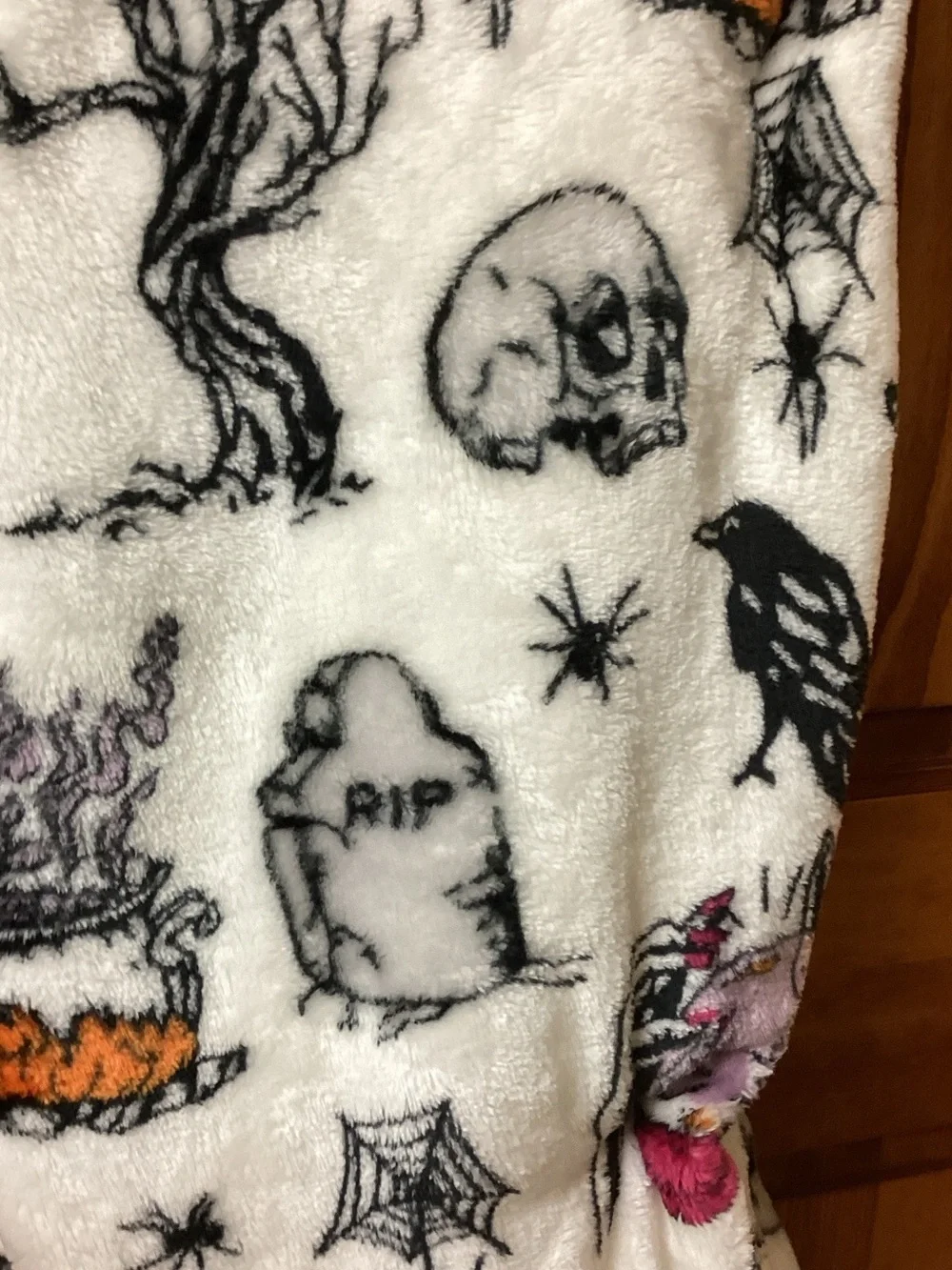 Spooky Hollow Super Soft Halloween Blanket z🎃
